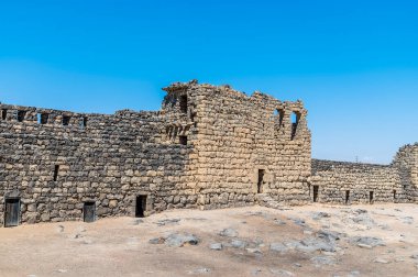 Yazın Ürdün 'ün Azraq kentindeki eski bir çöl kalesinin duvarları içinde bir manzara.
