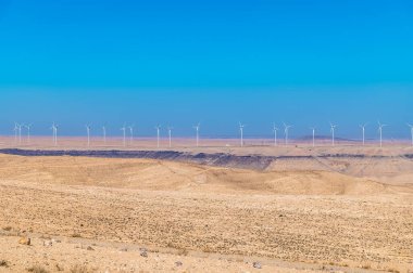 Yaz mevsiminde Ürdün 'ün Shobak kentindeki Haçlı Kalesi' nin harabelerine bitişik rüzgar türbinlerine doğru bir manzara
