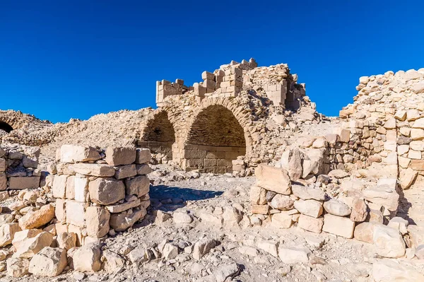 Yazın Ürdün 'ün Shobak kentindeki Haçlı Kalesi' nin yıkıntıları arasında bir manzara