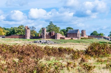 Bradgate Park, Leicestershire, İngiltere 'deki Bradgate House harabelerine bakan bir manzara.