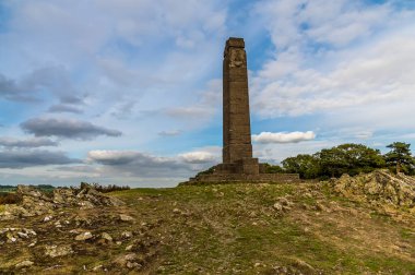 Güz ayında İngiltere 'nin Leicestershire kentindeki Bradgate Park' taki savaş anıtı.