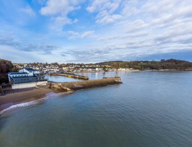 Saundersfoot, Galler 'de kışın sahil, liman ve köy boyunca bir hava manzarası.