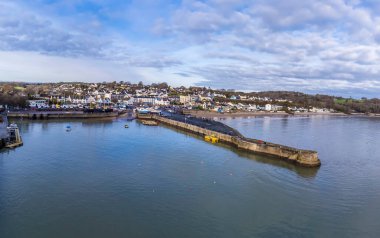 Kışın Galler, Saundersfoot köyü ve liman duvarı boyunca bir hava manzarası.