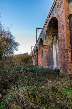 Corby, Northampton, İngiltere 'nin dışındaki Corby Viaduct' un batı yakası boyunca parlak bir kış gününde bir manzara.