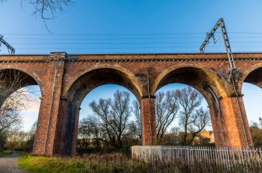 Corby, Northampton, İngiltere 'nin dışındaki Corby Viaduct' a parlak bir kış gününde bakan bir manzara.