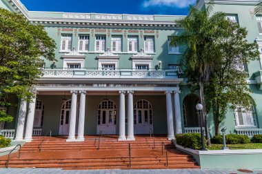A view towards buildings beside Constitutional Avenue in San Juan, Puerto Rico on a bright sunny day