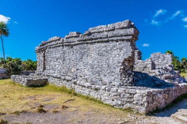 A view of a building ruin at the Mayan settlement of Tulum, Mexico on a sunny day