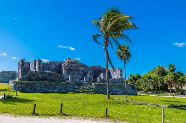 A view of palace ruins at the Mayan settlement of Tulum, Mexico on a sunny day