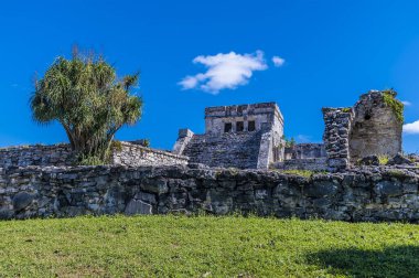 Güneşli bir günde Meksika, Tulum 'daki Maya yerleşim yerindeki kaleye bakan bir manzara.