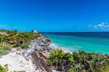 Güneşli bir günde Meksika 'nın Tulum kentindeki kayalıklardan ve deniz kıyısından bir manzara.