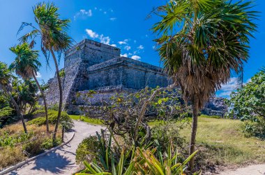 Güneşli bir günde Meksika 'nın Tulum kentindeki bir tapınağa doğru bir uçurum manzarası.