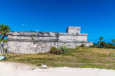Güneşli bir günde Meksika 'nın Tulum kentindeki bir tapınağın tepesinden bir manzara.