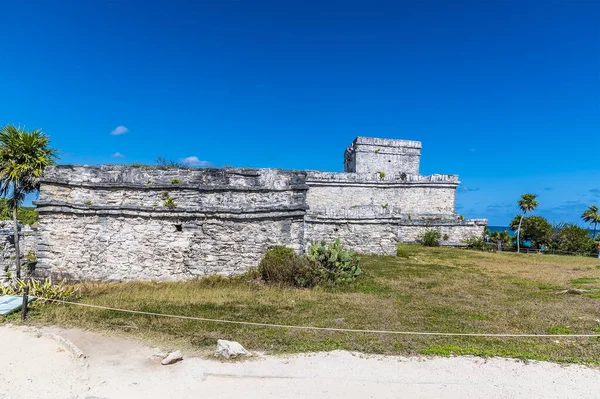 Güneşli bir günde Meksika 'nın Tulum kentindeki bir tapınağın tepesinden bir manzara.