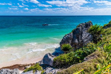 Güneşli bir günde Meksika 'nın Tulum kentindeki Maya yerleşimindeki sahil şeridinin kayalıklarından bir manzara.