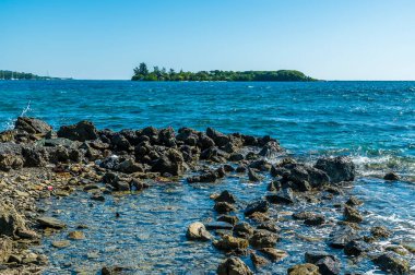 Güneşli bir günde Roatan Adası kıyılarından Saint Elena adası manzarası