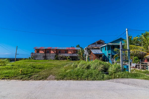 Güneşli bir günde Roatan Adası kıyılarındaki tipik bir yerleşim yeri manzarası