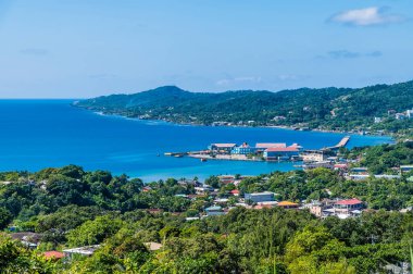 Güneşli bir günde Roatan Adası 'ndaki Roatan limanına bakan bir manzara
