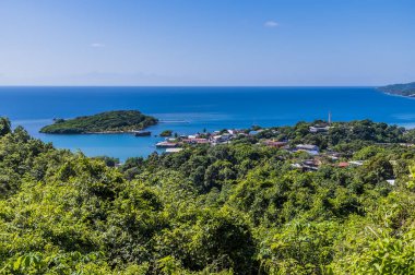 Güneşli bir günde Roatan 'daki Maya Key ve Roatan Limanı' nın manzarası