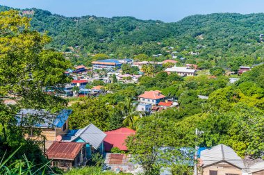 Güneşli bir günde Roatan Adası 'ndaki Maya Key' in üstündeki yerleşim yerinin manzarası.