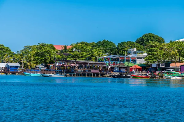 Güneşli bir günde Roatan Adası 'ndaki West Bay' deki sahil binalarının manzarası.