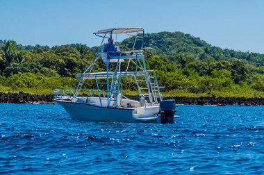 Güneşli bir günde Roatan Adası 'ndaki Batı Körfezi' nden dinlenme ve dinlenme manzarası