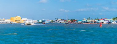 Güneşli bir günde Belize, Belize limanına yaklaşan bir manzara.