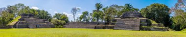 Belize 'deki antik Maya şehri Altun Ha' da güneşli bir günde ilk meydanın karşısındaki manzara.