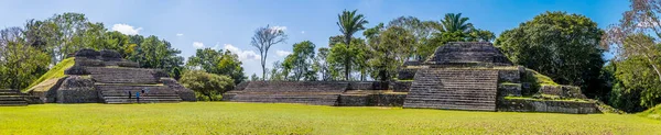 Una Vista Panorámica Primera Plaza Las Antiguas Ruinas Mayas Altun —  Fotos de Stock