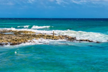 Güneşli bir günde Costa Maya 'nın kayalık kıyılarından Yucatan yarımadasında bir manzara.
