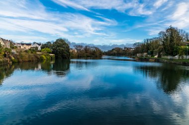 Pembroke, Galler 'deki Cleddau Nehri' nin yukarısındaki köprüden bir manzara