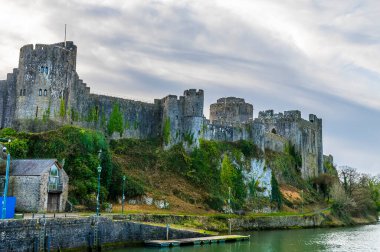 Cleddau Nehri üzerindeki köprüden Pembroke, Galler 'deki şatoya doğru bir manzara.