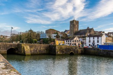 Cleddau Nehri 'nin üzerinden Galler' in Pembroke kasabasına doğru bir manzara.