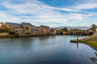 Gün batımından hemen önce Galler 'in Pembroke kentindeki Cleddau Nehri' nin yukarısındaki kalenin patikasından bir manzara.