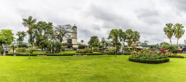 Kurak mevsimde La Fortuna, Kosta Rika 'daki Central Park' ın batısında bir manzara.