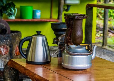 Kurak mevsimde La Fortuna, Kosta Rika 'da kahve yapmak için kullanılan geleneksel ekipman manzarası