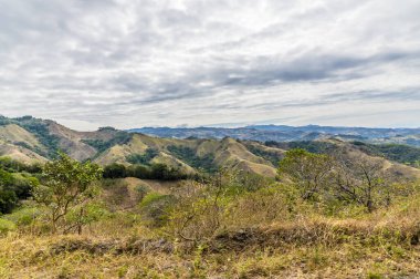 Kurak mevsimde Monteverde 'den Kosta Rika' daki Puntarenas 'a doğru bir manzara