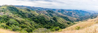 Monteverde 'den Puntarenas' a ve Kosta Rika 'da kurak mevsimde denize doğru bir manzara.
