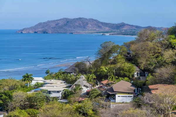 Kurak mevsimde Kosta Rika 'daki körfeze doğru Tamarindo tatil beldesi boyunca bir manzara.