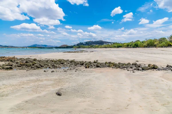 Uitzicht Rotsachtige Rotsen Het Strand Van Tamarindo Costa Rica Het — Stockfoto