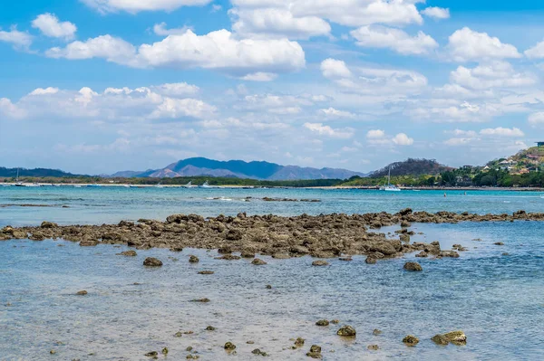 乾季にコスタリカのタマリンド島の湾に向かって岩の多い海岸線の眺め — ストック写真
