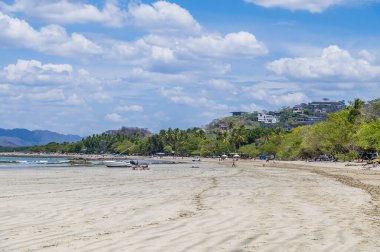 Kurak mevsimde Kosta Rika 'daki Tamarindo yerleşim bölgesine doğru bir manzara