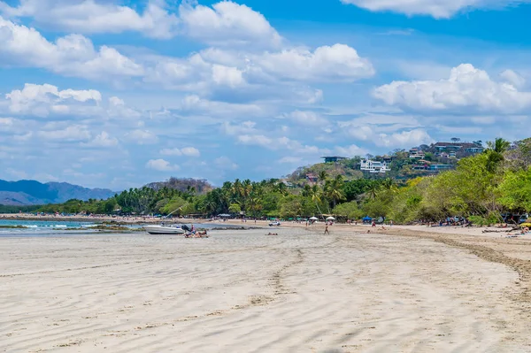 乾季にコスタリカのタマリンドでの入植地へのビーチ沿いの景色 — ストック写真