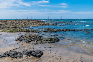 Kurak mevsimde Kosta Rika 'daki Tamarindo körfezindeki kaya havuzları ve lagünlerin manzarası