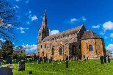 Yazın İngiltere 'nin Northamptonshire kentindeki Brixworth köyündeki Anglo Saxon Kilisesi' nin güneşli tarafından bir manzara