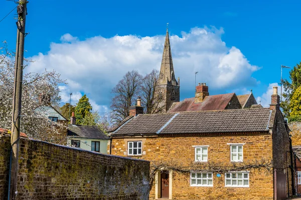 Utsikt Från Nedre Delen Huvudgatan Mot Kyrkan Brixworth Northamptonshire Storbritannien — Stockfoto