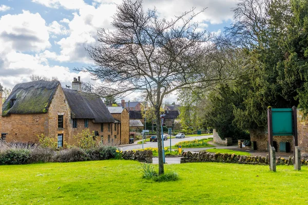 Pohled Vesnice Zelené Přes Hlavní Ulici Hlavní Křižovatku Brixworth Northamptonshire — Stock fotografie