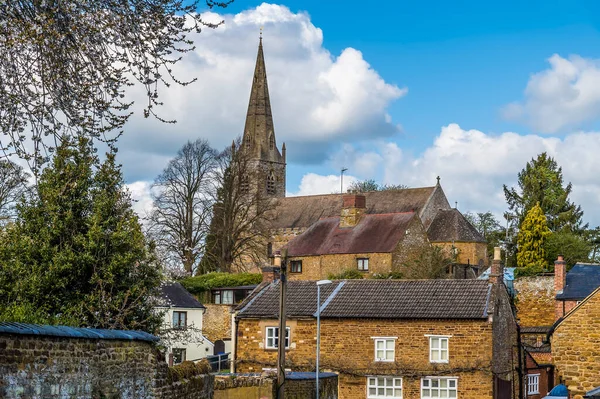 Uppför Huvudgatan Mot Kyrkan Brixworth Northamptonshire Storbritannien Sommaren — Stockfoto