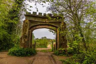 Badby Wood 'dan Northamptonshire, İngiltere' deki giriş binasından bir görüntü.