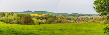 Yazın İngiltere 'nin Badby Wood, Badby, Northamptonshire köyüne doğru bir panorama manzarası.