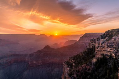 Güneş, Shiva Tapınağı 'nın üzerinde yükseliyor. Arizona, Büyük Kanyon' un güney kıyısında Hopi Point 'ten görülüyor. 